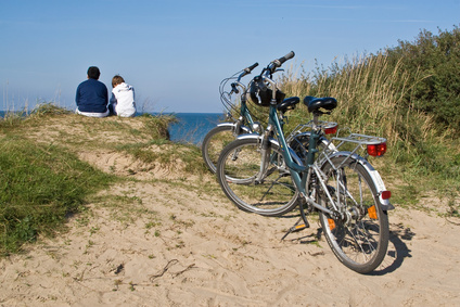 Fahrradfahrer an der See